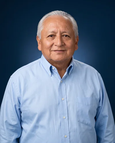 Retrato de José M. Gómez con camisa celeste