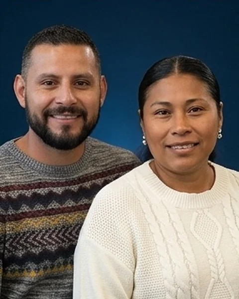 Retrato de los dos, sonrientes, con suéteres