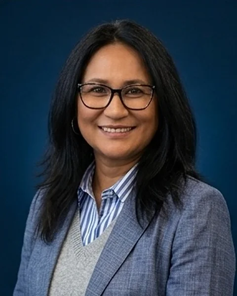 Retrato sonriente con lentes y saco azul