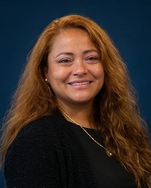Retrato sonriente con cabello cobrizo y suéter negro